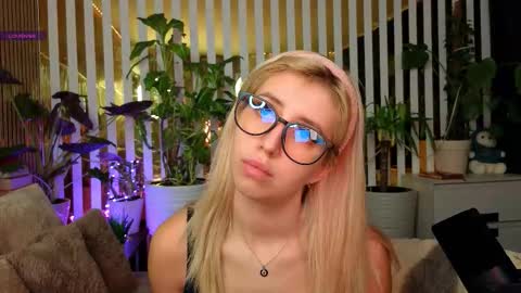 Violetta online show from 11-30-25, 10:30