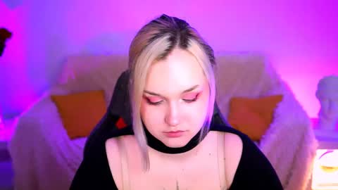 Snapshot of violettwoods chatting on 05-26-26, 08:10 Violett online show from 05-26-26, 08:10
