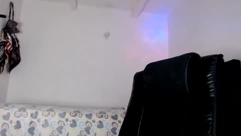 Snapshot of violetwitch05 chatting on 01-07-25, 04:48 Violet online show from 01-07-25, 04:48