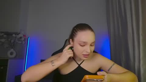 Snapshot of viollasinzz chatting on 05-27-26, 07:49 Violla online show from 05-27-26, 07:49
