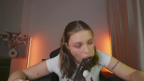 Snapshot of viollasinzz chatting on 06-05-26, 06:42 Violla online show from 06-05-26, 06:42