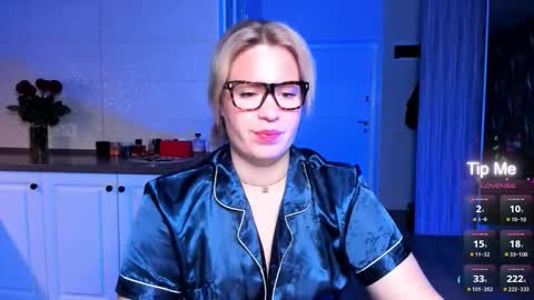 Snapshot of vip_juicy chatting on 10-23-25, 04:34 VelvettTime online show from 10-23-25, 04:34