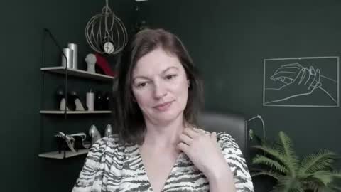 Snapshot of vivian_dream chatting on 06-18-26, 06:35 Vivian online show from 06-18-26, 06:35
