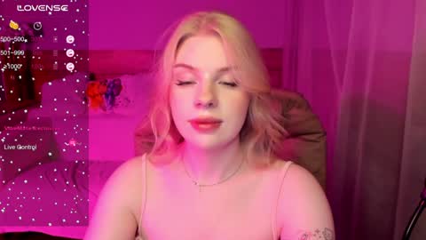 Snapshot of vivian_page chatting on 12-05-24, 12:00 Aurora online show from 12-05-24, 12:00