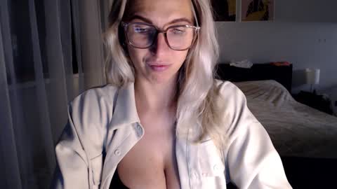 Snapshot of vivica_coke chatting on 12-17-24, 05:15 VI online show from 12-17-24, 05:15