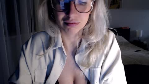 Snapshot of vivica_coke chatting on 12-19-24, 04:46 VI online show from 12-19-24, 04:46