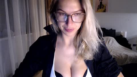 Snapshot of vivica_coke chatting on 01-22-25, 05:16 VI online show from 01-22-25, 05:16