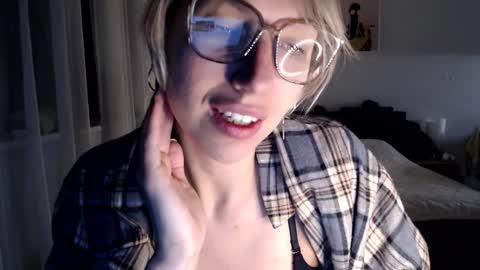 Snapshot of vivica_coke chatting on 02-06-25, 04:10 VI online show from 02-06-25, 04:10