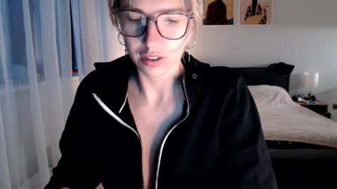 Snapshot of vivica_coke chatting on 02-17-25, 05:04 VI online show from 02-17-25, 05:04