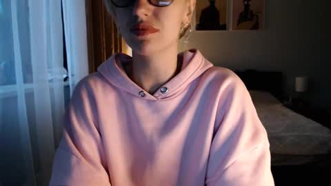 Snapshot of vivica_coke chatting on 03-04-25, 05:32 VI online show from 03-04-25, 05:32