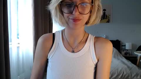 Snapshot of vivica_coke chatting on 05-18-26, 04:13 VI online show from 05-18-26, 04:13