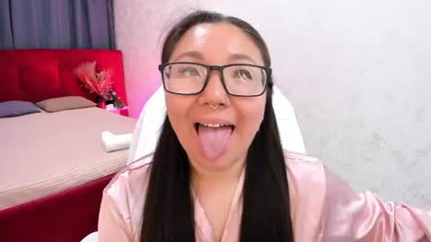 Snapshot of vivien_montclair chatting on 06-25-26, 01:05 Vivien online show from 06-25-26, 01:05