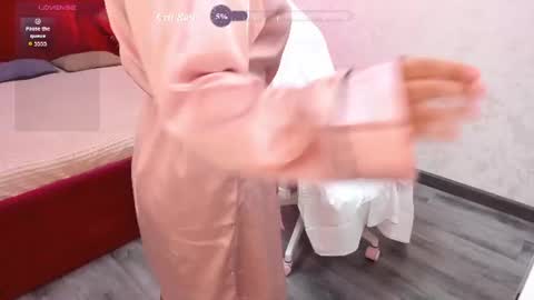 Snapshot of vivien_montclair chatting on 06-25-26, 05:12 Vivien online show from 06-25-26, 05:12