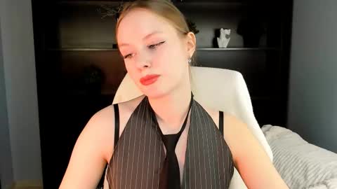 Vivien online show from 01-18-26, 01:04