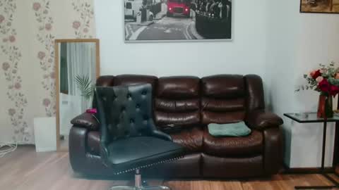 Snapshot of vivienne17 chatting on 02-19-25, 07:27 vivienne online show from 02-19-25, 07:27