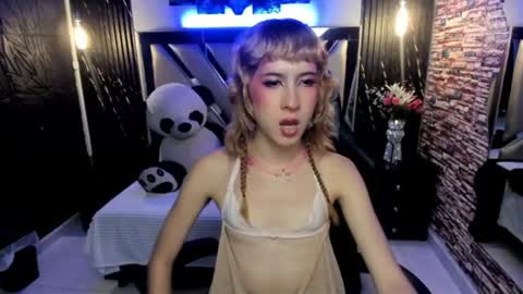 Snapshot of vivienne_hadid chatting on 06-26-26, 04:33 vivienne hadid online show from 06-26-26, 04:33