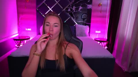 Snapshot of vixenmuse chatting on 10-13-25, 01:00 Ur Lady online show from 10-13-25, 01:00