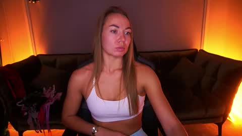 Snapshot of vixenmuse chatting on 11-05-25, 09:15 Ur Lady online show from 11-05-25, 09:15