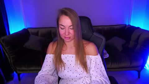 Snapshot of vixenmuse chatting on 11-06-25, 08:54 Ur Lady online show from 11-06-25, 08:54