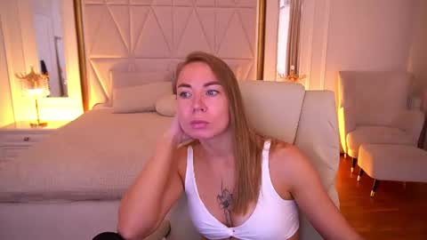 Snapshot of vixenmuse chatting on 07-16-26, 08:59 Ur Lady online show from 07-16-26, 08:59