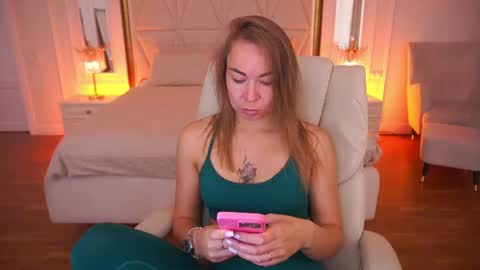 Snapshot of vixenmuse chatting on 07-20-26, 08:44 Ur Lady online show from 07-20-26, 08:44