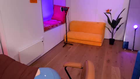 Polly  Online mostly at 9pm-2am UK Time online show from 02-08-25, 06:55