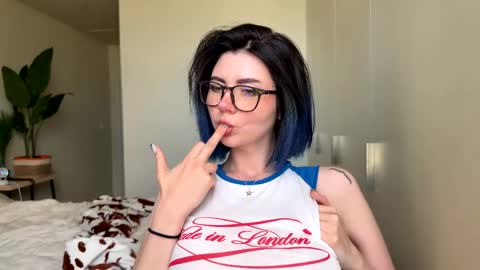 Polly  Online mostly at 9pm-2am UK Time online show from 06-05-26, 05:40