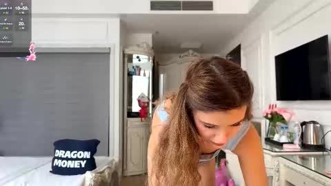 Mia online show from 11-02-25, 07:22