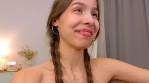 Snapshot of wanda_robinson chatting on 01-11-25, 10:40 Wendy. Hello Honeys Ill see you 2nd 5th 7th this week love you3 online show from 01-11-25, 10:40