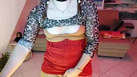 Snapshot of wannafeelitall chatting on 01-06-25, 01:42 Emilia inst online show from 01-06-25, 01:42