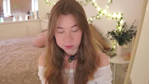 Snapshot of watermelon_sugar_ chatting on 11-11-25, 10:37 Tess Pls support me with Can we reach 155 my favorite number online show from 11-11-25, 10:37