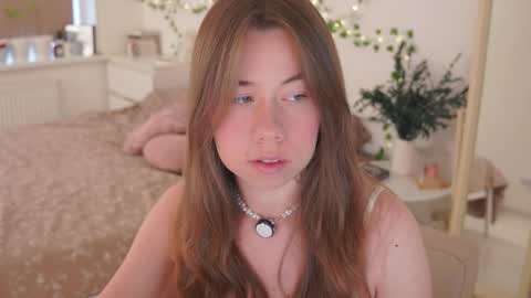 Snapshot of watermelon_sugar_ chatting on 11-18-25, 10:41 Tess Pls support me with Can we reach 155 my favorite number online show from 11-18-25, 10:41