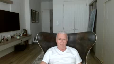 Snapshot of wellmi chatting on 06-22-26, 06:49 Exhibitionist online show from 06-22-26, 06:49