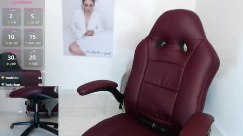 Snapshot of wet_liss chatting on 12-17-24, 12:45 Diva online show from 12-17-24, 12:45