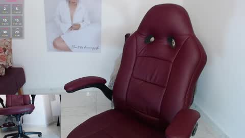 Snapshot of wet_liss chatting on 12-21-24, 10:19 Diva online show from 12-21-24, 10:19