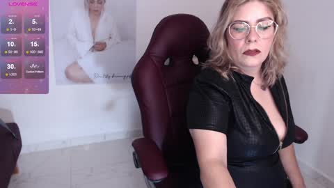 Snapshot of wet_liss chatting on 12-23-24, 10:55 Diva online show from 12-23-24, 10:55