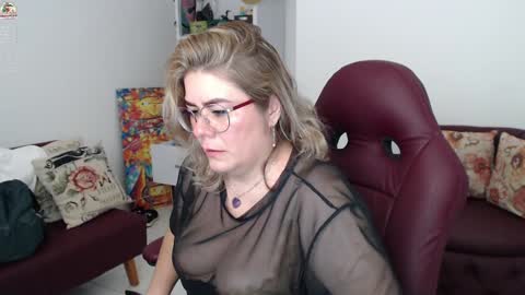 Snapshot of wet_liss chatting on 12-27-24, 02:47 Diva online show from 12-27-24, 02:47