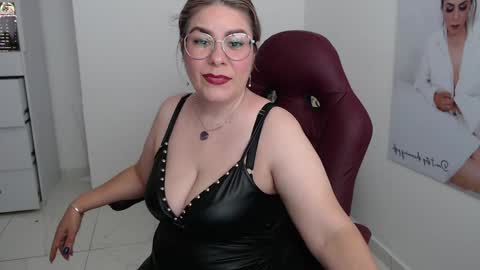 Snapshot of wet_liss chatting on 12-31-24, 01:52 Diva online show from 12-31-24, 01:52
