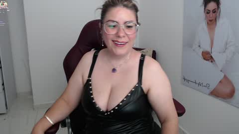 Snapshot of wet_liss chatting on 12-31-24, 04:57 Diva online show from 12-31-24, 04:57