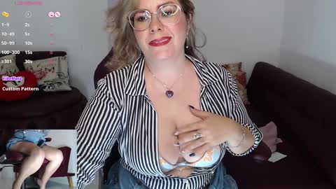 Snapshot of wet_liss chatting on 01-09-25, 02:01 Diva online show from 01-09-25, 02:01