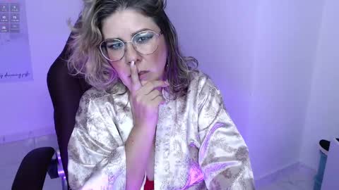 Snapshot of wet_liss chatting on 02-15-25, 02:04 Diva online show from 02-15-25, 02:04
