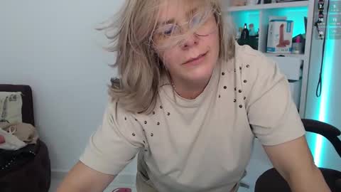 Snapshot of wet_liss chatting on 02-23-25, 07:49 Diva online show from 02-23-25, 07:49