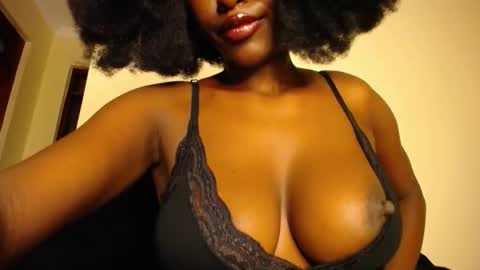 Snapshot of wet_wife_material chatting on 05-05-26, 03:36 Macey online show from 05-05-26, 03:36