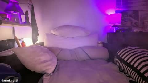 Snapshot of wettt93 chatting on 11-07-25, 02:44 danni online show from 11-07-25, 02:44