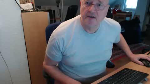 Snapshot of wetwo chatting on 11-16-25, 11:49 WeTwo online show from 11-16-25, 11:49