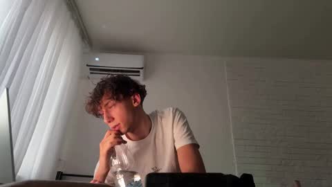 Mia  Please help me to reach 100 thumps up online show from 11-23-25, 01:33