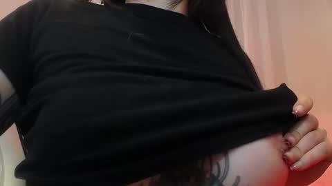 Snapshot of whisperbell chatting on 02-12-25, 01:41 C A R O L online show from 02-12-25, 01:41