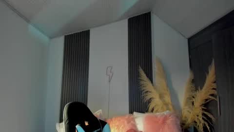 Snapshot of whiteatenea chatting on 10-27-25, 08:46 whiteatenea online show from 10-27-25, 08:46