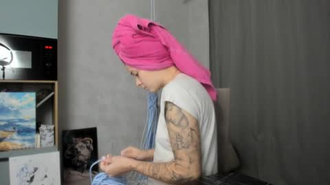 Snapshot of why_again_me chatting on 12-05-25, 07:32 Veronica online show from 12-05-25, 07:32