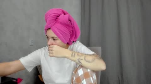 Snapshot of why_again_me chatting on 01-18-26, 06:23 Veronica online show from 01-18-26, 06:23